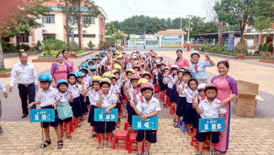 Trao tặng mũ bảo hiểm cho các em học sinh lớp một năm học 2018 - 2019