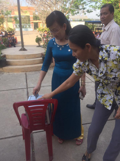Ủng hộ tiền cho học sinh bị tay nạn gia đình có hoàn cảnh khó khăn