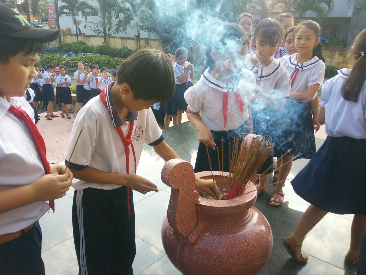Thắp hương các anh hùng liệt sĩ