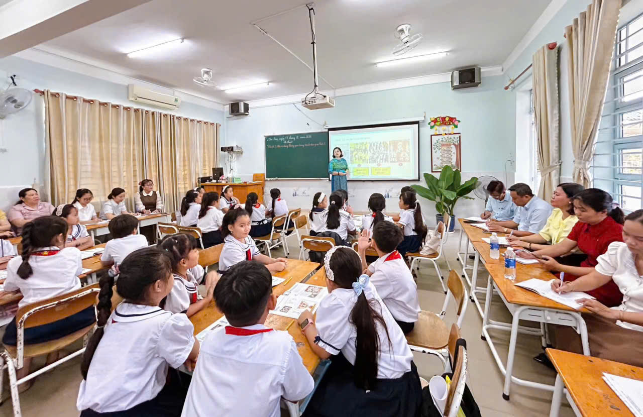 Chuyên đề cấp trường " Dạy học mĩ thuật theo hướng phát triển phẩm chất và năng lực học sinh lớp 4"