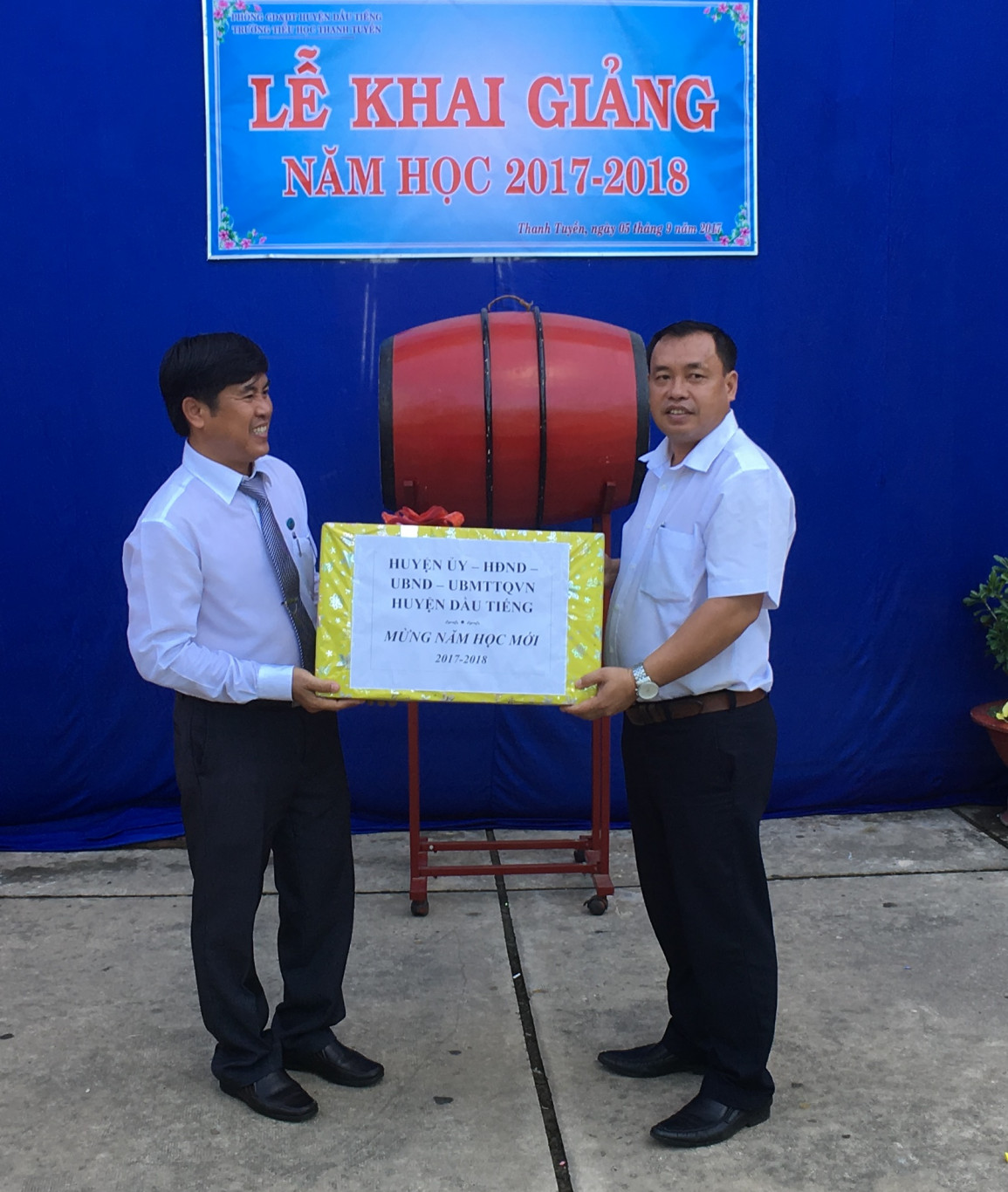 Huyện Dầu Tiếng tặng quà