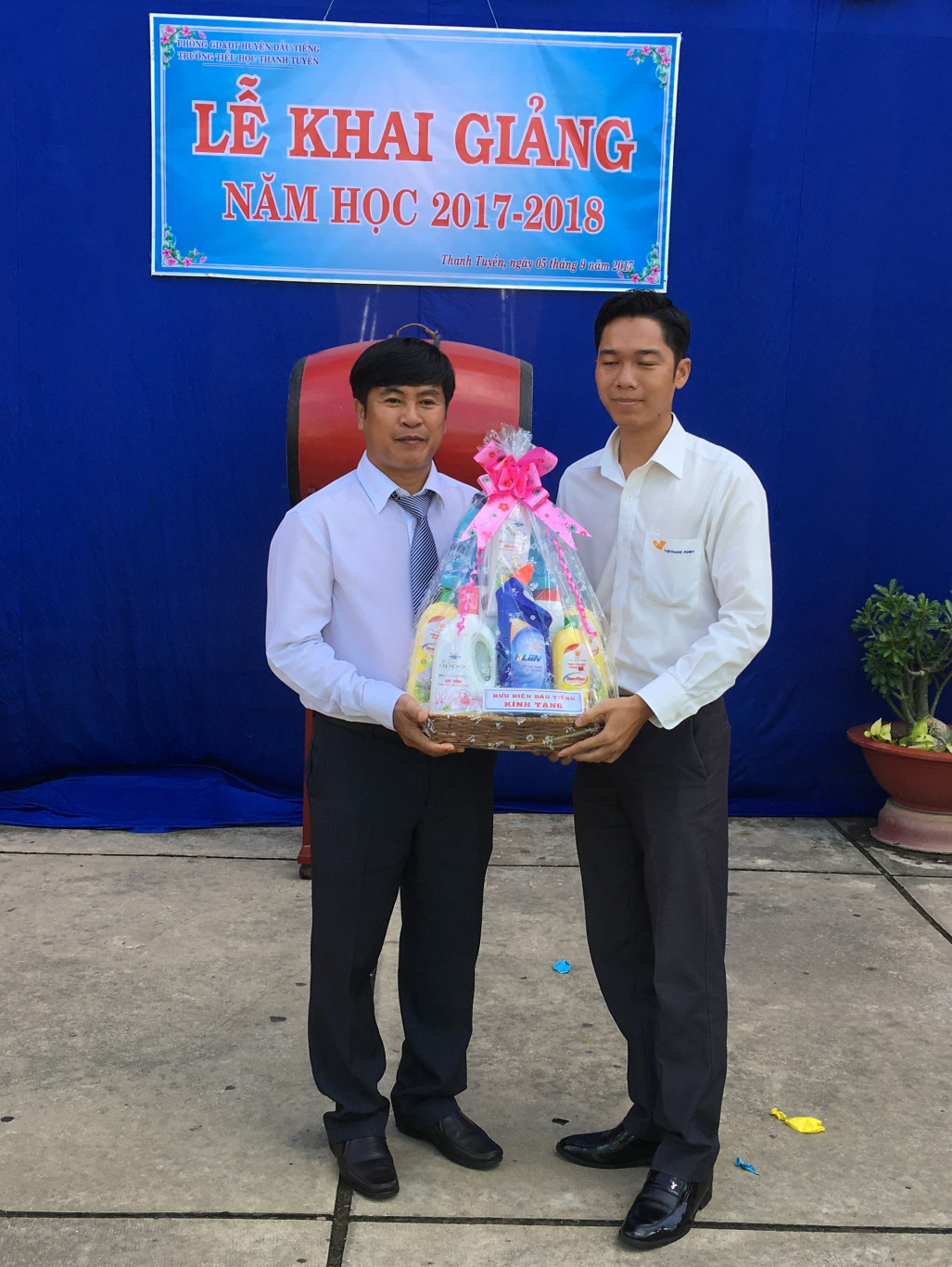  ( Buu điện Huyện Dầu Tiếng Tặng quà cho nhà trường)