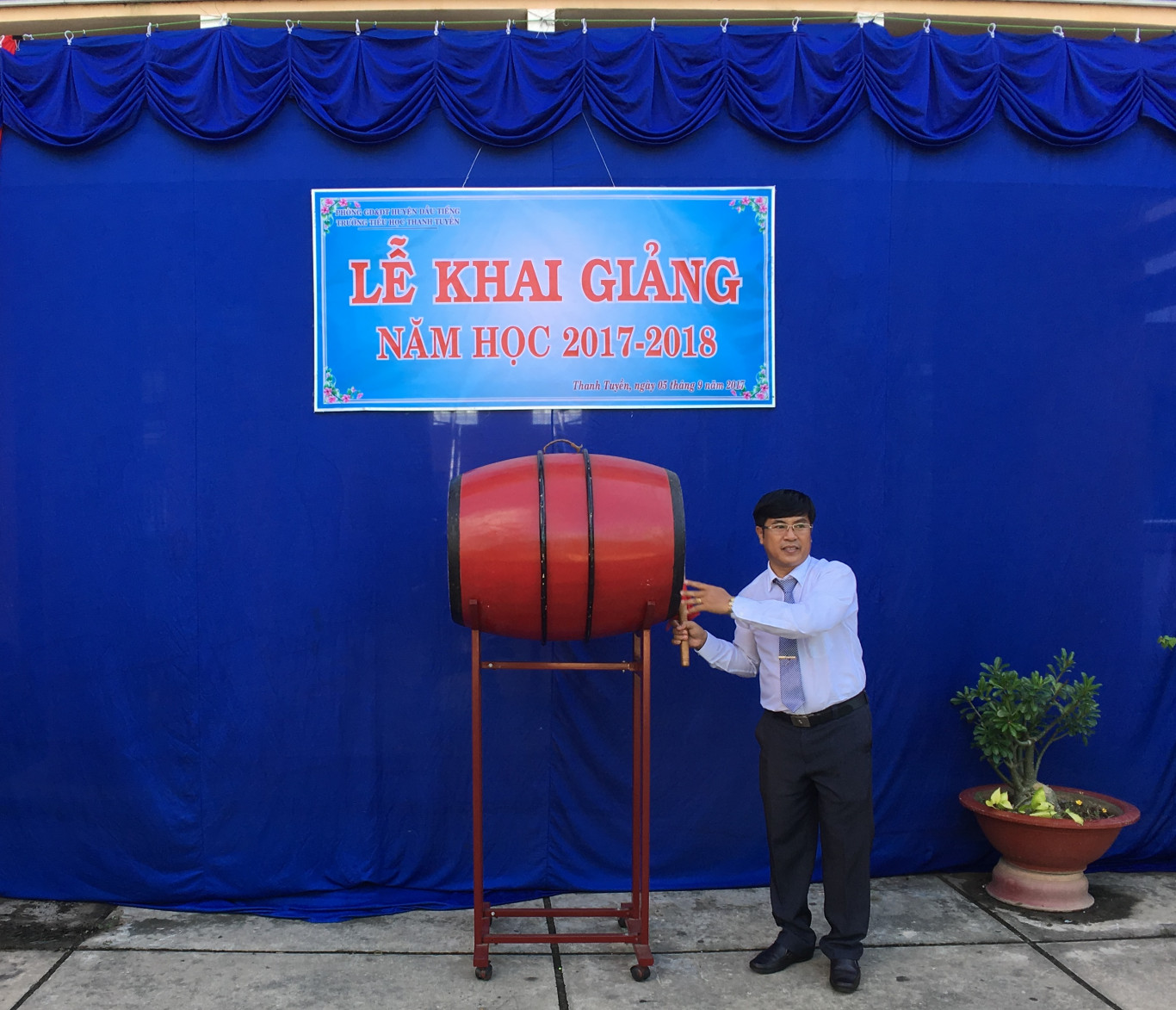 Hiệu trưởng nhà trường tuyên bố khai giảng năm học mới và đánh trống khai trường