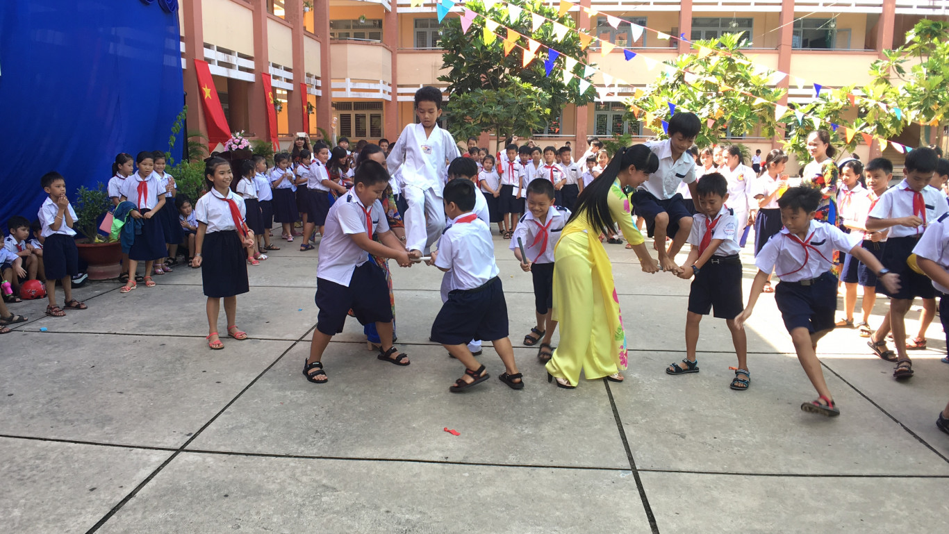  ( Trò chơi đi thang trên không)