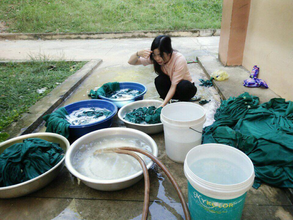 phong trào giặt chăn rèm cho toàn trường chào mừng đại hội thành công